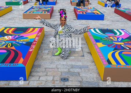 LONDRA, REGNO UNITO. 14 Ott 2021. L'artista londinese Lakwena Maciver propone con i suoi dipinti di basket (2021) Courtyard Sculpture Commission alla Somerset House. Lakwena Maciver ha creato 20 grandi dipinti di basket interattivi nel suo stile inconfondibile. 1-54 ritorna fondata nel 2013 ed è la fiera internazionale d'arte più importante dedicata all'arte contemporanea africana e alla sua diaspora. Credit: amer Ghazzal/Alamy Live News Foto Stock