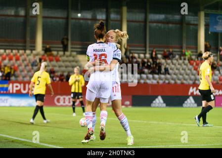 Monaco di Baviera, Germania. 14 Ott 2021. Lina Magull (16 FC Bayern Monaco di Baviera) e Lea Schueller (11 FC Bayern Monaco di Baviera) festeggiano il secondo gol durante la partita della UEFA Womens Champions League tra il FC Bayern Monaco di Baviera e la BK Hacken al Campus FC Bayern, Germania. Credit: SPP Sport Press Photo. /Alamy Live News Foto Stock