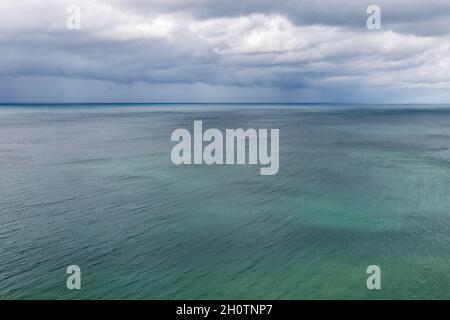 vastità infinita dell'oceano con acque turchesi lucide Foto Stock