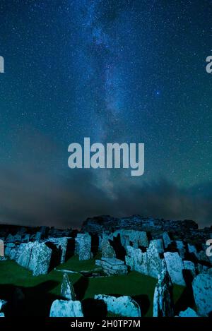 Broch di Gurness con Via Lattea nel cielo notturno, Orkney Isles Foto Stock