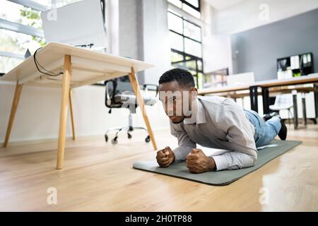 African American fare l'addestramento dell'esercitazione dell'ufficio di esercitazione Foto Stock