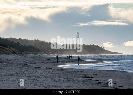 Persone che camminano sulla costa della spiaggia di Palanga in una giornata tempesta Foto Stock