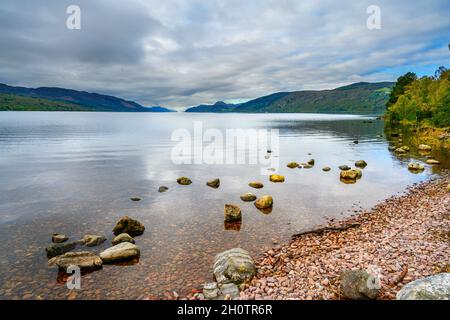 Loch Ness a Dores Beach, Dores, vicino a Inverness, Scozia Foto Stock