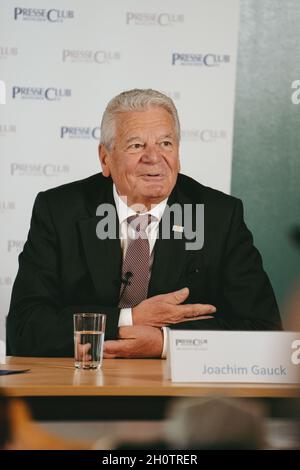 Der Frühere Bundespräsident und Leiter der Stasi Unterlagenbehörde Joachim Gauck beantwortete am 14. Oktober 2021 a München die Fragen der giornalista*innen. Er sprach über die Wiedervereinigung und Verkauf und Verkauf und Verkauf. * l'ex presidente tedesco e Commersioner per la Stasi registra Joachim Gauck ha risposto alle domande dei giornalisti il 14 ottobre 2021 a Monaco di Baviera, Germania. Egli ha parlato della riunificazione e dei problemi tra la Germania orientale e quella occidentale oggi. (Foto di Alexander Pohl/Sipa USA) Credit: Sipa USA/Alamy Live News Foto Stock