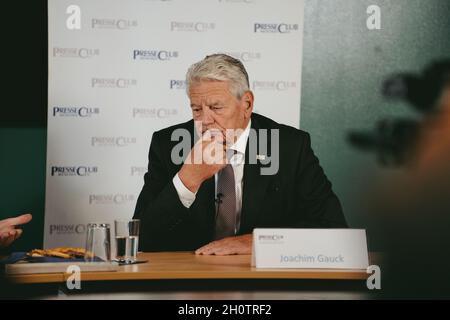 Der Frühere Bundespräsident und Leiter der Stasi Unterlagenbehörde Joachim Gauck beantwortete am 14. Oktober 2021 a München die Fragen der giornalista*innen. Er sprach über die Wiedervereinigung und Verkauf und Verkauf und Verkauf. * l'ex presidente tedesco e Commersioner per la Stasi registra Joachim Gauck ha risposto alle domande dei giornalisti il 14 ottobre 2021 a Monaco di Baviera, Germania. Egli ha parlato della riunificazione e dei problemi tra la Germania orientale e quella occidentale oggi. (Foto di Alexander Pohl/Sipa USA) Credit: Sipa USA/Alamy Live News Foto Stock