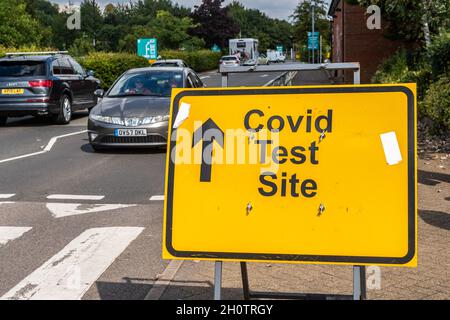 COVID-19 test site sign in Stratford-upon-Avon, Warwickshire, Regno Unito. Foto Stock