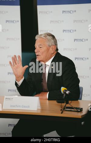 Der Frühere Bundespräsident und Leiter der Stasi Unterlagenbehörde Joachim Gauck beantwortete am 14. Oktober 2021 a München die Fragen der giornalista*innen. Er sprach über die Wiedervereinigung und Verkauf und Verkauf und Verkauf. * l'ex presidente tedesco e Commersioner per la Stasi registra Joachim Gauck ha risposto alle domande dei giornalisti il 14 ottobre 2021 a Monaco di Baviera, Germania. Egli ha parlato della riunificazione e dei problemi tra la Germania orientale e quella occidentale oggi. (Foto di Alexander Pohl/Sipa USA) Credit: Sipa USA/Alamy Live News Foto Stock