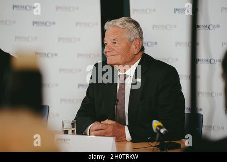 Der Frühere Bundespräsident und Leiter der Stasi Unterlagenbehörde Joachim Gauck beantwortete am 14. Oktober 2021 a München die Fragen der giornalista*innen. Er sprach über die Wiedervereinigung und Verkauf und Verkauf und Verkauf. * l'ex presidente tedesco e Commersioner per la Stasi registra Joachim Gauck ha risposto alle domande dei giornalisti il 14 ottobre 2021 a Monaco di Baviera, Germania. Egli ha parlato della riunificazione e dei problemi tra la Germania orientale e quella occidentale oggi. (Foto di Alexander Pohl/Sipa USA) Credit: Sipa USA/Alamy Live News Foto Stock