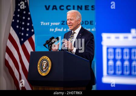 Washington, Stati Uniti. 14 Ott 2021. Il presidente DEGLI STATI UNITI Joe Biden parla del programma di risposta e vaccinazione COVID-19 della sua amministrazione dall'Eisenhower Executive Office Building di Washington, DC, USA, 14 ottobre 2021. Credit: Sipa USA/Alamy Live News Foto Stock