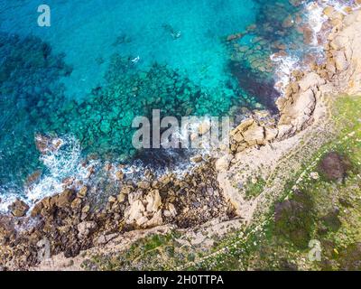 Veduta aerea del mare turquioso di Alghero in primavera. Sardegna, Italia Foto Stock