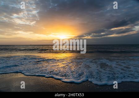 Cielo nuvoloso sulla costa di Napoli al tramonto. Florida, Stati Uniti Foto Stock