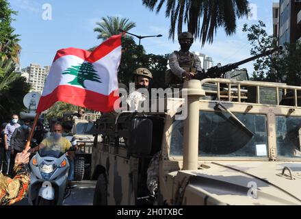 Beirut, Libano. 14 Ott 2021. I soldati sono visti nella zona degli scontri nella zona di Tayouneh a Beirut, Libano, giovedì 14 ottobre 2021. Gli scontri armati scoppiarono a Beirut giovedì durante la protesta contro il giudice principale che indagava l'esplosione massiccia dell'anno scorso nel porto della città, mentre le tensioni sulla sonda domestica si estenuarono. Foto di Jamal Eddine/ Credit: UPI/Alamy Live News Foto Stock