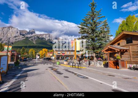 Canmore, Alberta, Canada - 28 September 2021: Il comune di Canmore nelle Montagne Rocciose canadesi Foto Stock