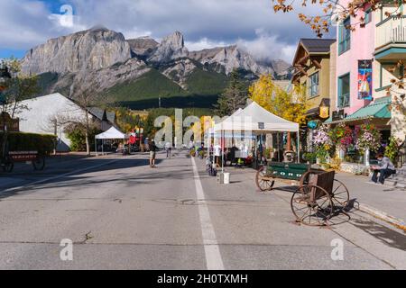 Canmore, Alberta, Canada - 28 September 2021: Il comune di Canmore nelle Montagne Rocciose canadesi Foto Stock