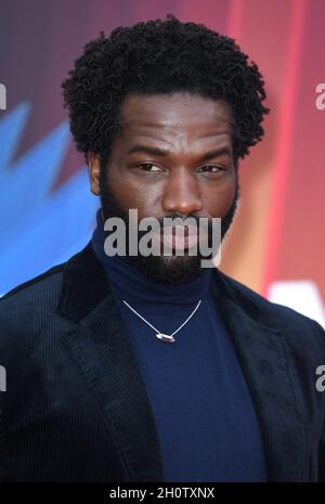 Londra, Regno Unito. 14 Ott 2021. 13 ottobre 2021. Londra, Regno Unito. Sope Dirisu arriva al Mothering Sunday Gala Screening, parte del BFI London Film Festival, che si tiene presso la Royal Festival Hall. Credit: Doug Peters/Alamy Live News Foto Stock