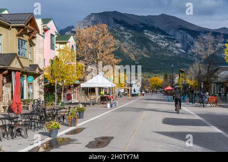 Canmore, Alberta, Canada - 28 September 2021: Il comune di Canmore nelle Montagne Rocciose canadesi Foto Stock