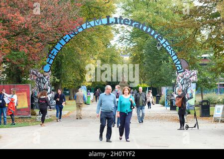 Cheltenham Letteratura Festival, Cheltenham, Regno Unito - Giovedì 14 Ottobre 2021 - i visitatori del Cheltenham Letteratura Festival godersi il mite clima autunnale - il Festival si svolge fino a Domenica 17 Ottobre - Credit: Steven May/Alamy Live News Foto Stock