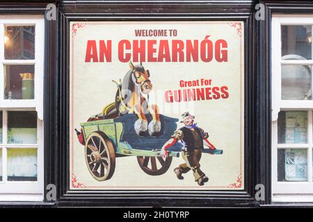 Spot retro Guinness all'esterno del pub, The Square Bar, The Square, Tralee (tra li), County Kerry, Repubblica d'Irlanda Foto Stock