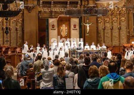 Barcellona, Spagna - 21 settembre 2021: Celebrazione della Santa Messa nella Basilica di Montserrat Foto Stock