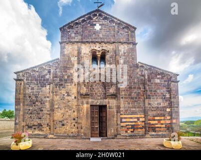 Vista frontale della cattedrale di Santa Maria del Regno ad Ardara sotto un cielo spettacolare. Sardegna, Italia Foto Stock