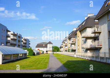 POZNAN, POLONIA - 21 maggio 2014: Un piccolo sentiero con edifici di appartamenti a Poznan, Polonia Foto Stock