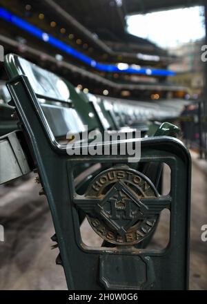 Houston, Stati Uniti. 14 Ott 2021. Un quadro generale del Minute Maid Park prima degli allenamenti dell'ALCS tra gli Houston Astros e i Boston Red Sox a Houston, Texas, giovedì 14 ottobre 2021. Foto di Maria Lysaker/UPI Credit: UPI/Alamy Live News Foto Stock