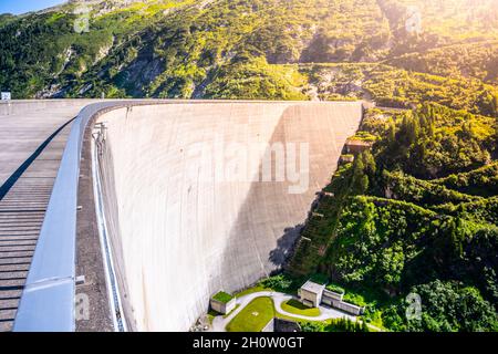 Enorme diga in calcestruzzo di apline nella soleggiata giornata estiva Foto Stock