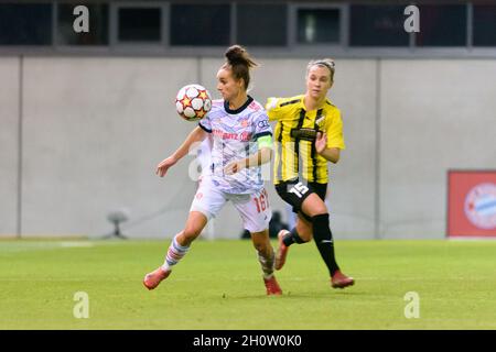 Monaco di Baviera, Germania. 14 Ott 2021. Lina Magull (16 FC Bayern Monaco di Baviera) e Julia Zigiotti Olme (15 BK Hacken) durante la partita della UEFA Womens Champions League tra il FC Bayern Monaco di Baviera e la BK Hacken al Campus FC Bayern, Germania. Credit: SPP Sport Press Photo. /Alamy Live News Foto Stock