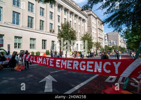 I membri della ribellione di estinzione scalano la Camera di Commercio degli Stati Uniti durante una protesta climatica a Washington, DC, USA. 14 Ott 2021. Il gruppo d'azione si dimostra contrario all'attuale politica climatica dei governi di tutto il mondo. Credit: Sipa USA/Alamy Live News Foto Stock