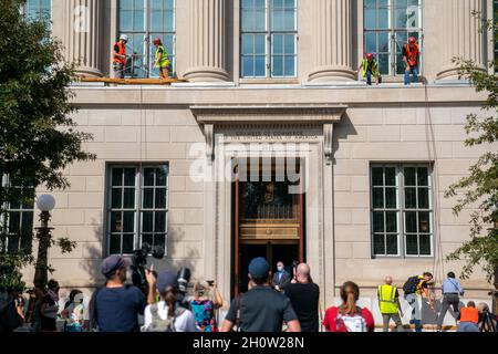 I membri della ribellione di estinzione scalano la Camera di Commercio degli Stati Uniti durante una protesta climatica a Washington, DC, USA. 14 Ott 2021. Il gruppo d'azione si dimostra contrario all'attuale politica climatica dei governi di tutto il mondo. Credit: Sipa USA/Alamy Live News Foto Stock