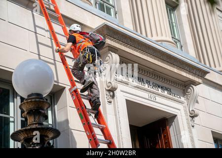 I membri della ribellione di estinzione scalano la Camera di Commercio degli Stati Uniti durante una protesta climatica a Washington, DC, USA. 14 Ott 2021. Il gruppo d'azione si dimostra contrario all'attuale politica climatica dei governi di tutto il mondo. Credit: Sipa USA/Alamy Live News Foto Stock