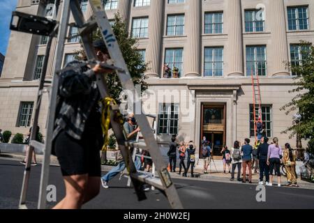 I membri della ribellione di estinzione scalano la Camera di Commercio degli Stati Uniti durante una protesta climatica a Washington, DC, USA. 14 Ott 2021. Il gruppo d'azione si dimostra contrario all'attuale politica climatica dei governi di tutto il mondo. Credit: Sipa USA/Alamy Live News Foto Stock