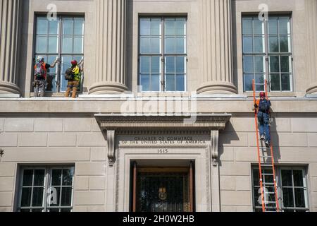 I membri della ribellione di estinzione scalano la Camera di Commercio degli Stati Uniti durante una protesta climatica a Washington, DC, USA, 14 ottobre 2021. Il gruppo d'azione si dimostra contrario all'attuale politica climatica dei governi di tutto il mondo. Foto Stock