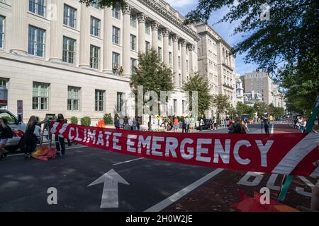 I membri della ribellione di estinzione scalano la Camera di Commercio degli Stati Uniti durante una protesta climatica a Washington, DC, USA, 14 ottobre 2021. Il gruppo d'azione si dimostra contrario all'attuale politica climatica dei governi di tutto il mondo. Foto Stock