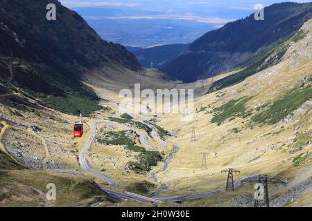 L'iconica Transfagarasan Highway sul lato nord, nei Monti Fagaras, Transilvania, Romania Foto Stock