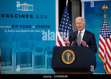 Washington, Vereinigte Staaten. 14 Ott 2021. Il presidente degli Stati Uniti Joe Biden fornisce un aggiornamento sulla risposta COVID-19 e sul programma di vaccinazione nell'Auditorium del South Court nel campus della Casa Bianca a Washington, DC, giovedì 14 ottobre 2021. Credit: Rod Lammey/CNP/dpa/Alamy Live News Foto Stock