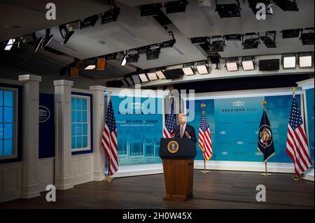 Washington, Vereinigte Staaten. 14 Ott 2021. Il presidente degli Stati Uniti Joe Biden fornisce un aggiornamento sulla risposta COVID-19 e sul programma di vaccinazione nell'Auditorium del South Court nel campus della Casa Bianca a Washington, DC, giovedì 14 ottobre 2021. Credit: Rod Lammey/CNP/dpa/Alamy Live News Foto Stock
