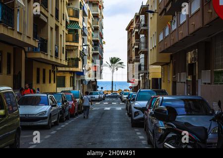Tipica strada spagnola tradizionale con case e auto parcheggiate Foto Stock