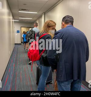 Orlando FL USA - 26 settembre 2021: Persone in attesa nel jetway per salire a bordo di un aereo americano all'Aeroporto Internazionale di Orlando a Orlando, Flo Foto Stock