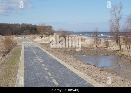 Pista ciclabile lungo il mare. Costruzione di una corsia per biciclette. Strada pedonale incompiuta. Nuova pista ciclabile in piastrelle marciapiede. Foto Stock