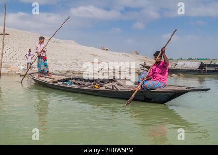 BOGRA, BANGLADESH - 7 NOVEMBRE 2016: Boatmen locali alle rive del fiume Jamuna a Sariakandi Ghat vicino Bogra, Bangladesh. Foto Stock