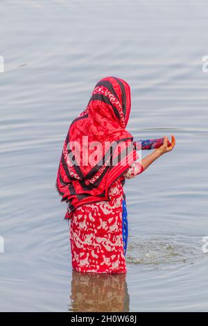 SONA MASJID, BANGLADESH - 11 NOVEMBRE 2016: Donna locale lavaggio vestiti in uno stagno, Bangladesh Foto Stock