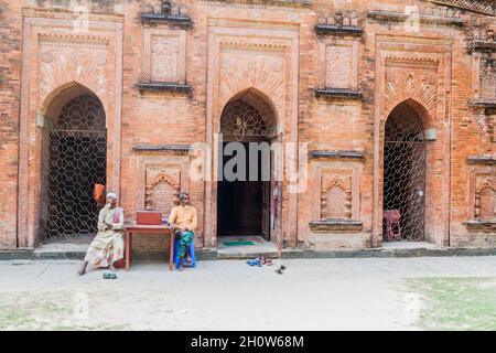 SONA MASJID, BANGLADESH - 11 NOVEMBRE 2016: Uomini locali di fronte all'antica moschea Khania Dighi Khaniadighi nella zona di Sona Masjid, Bangladesh Foto Stock