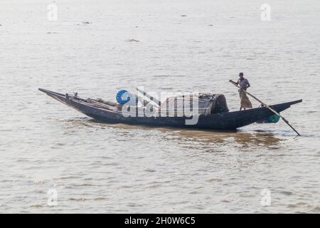 RUPSA, BANGLADESH - 13 NOVEMBRE 2016: Pescatore locale su una piccola barca sul fiume Rupsa, Bangladesh Foto Stock