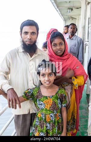 MORRELGANJ, BANGLADESH - 19 NOVEMBRE 2016: Passeggeri della nave MV Modhumoti, Bangladesh Foto Stock