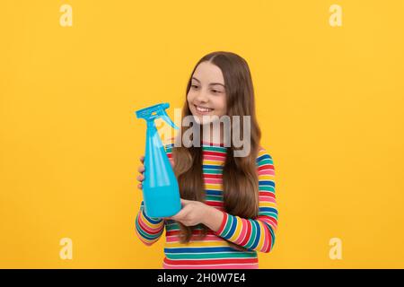 Flacone spray disinfettante Happy Kid Hold per spazio copia sfondo giallo, spray Foto Stock