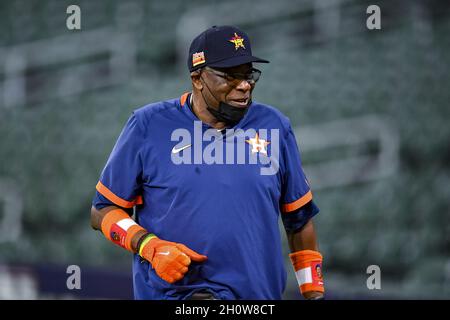 Houston, Stati Uniti. 14 Ott 2021. Houston Astros manager Dusty Baker Jr. (12) durante gli allenamenti il giorno prima di giocare uno degli ALCS contro Boston Red Sox a Houston, Texas Giovedi, Ottobre 14, 2021. Foto di Maria Lysaker/UPI Credit: UPI/Alamy Live News Foto Stock