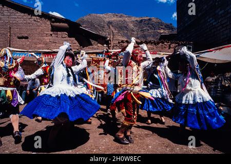 Mamacha Carmen festeggiamenti a Pisac, Valle Sacra di Cusco, Perù Foto Stock