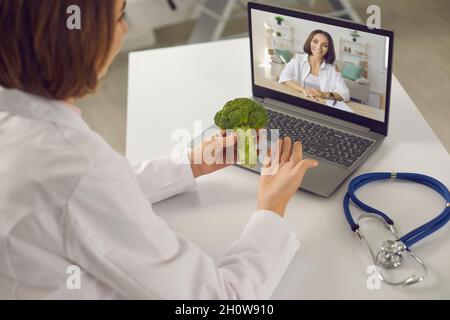 Dietista online che ha telemedicina consultazione con il suo paziente tramite videochiamata Foto Stock