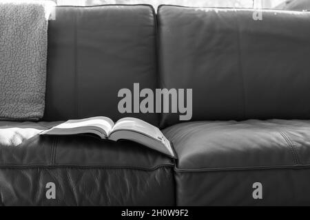 libro aperto o bibbia su divano o divano con luce del mattino e spazio per la copia Foto Stock